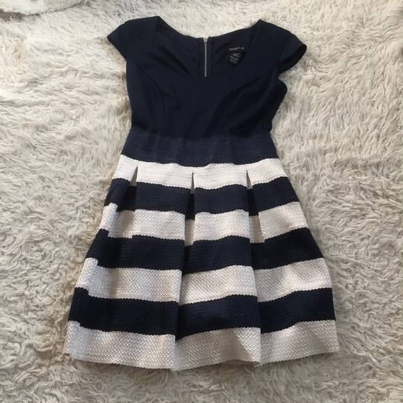 Navy and white Dillard’s dress. Worn once - Picture 2 of 4